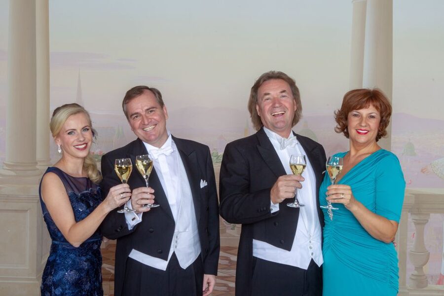 Vienna: Traditional Dinner Show at the Wiener Rathauskeller - German Is Not a Barrier, But It Shapes the Show