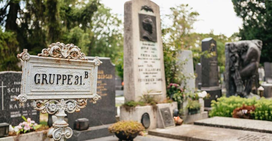 Vienna: Vienna Central Cemetery Guided Walking Tour - Famous graves and Vienna’s public memory