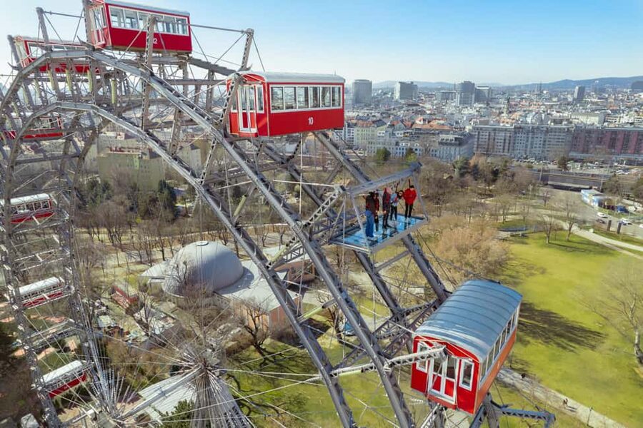 Vienna: Vienna Giant Ferris Wheel: Platform 9 Experience Ride - Platform 9 changes the usual Ferris wheel ride