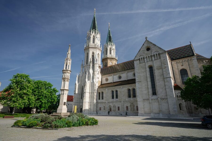 Wachau Valley: 3 Castles & Wine Private Guided Day Tour - The road into the Danube Valley