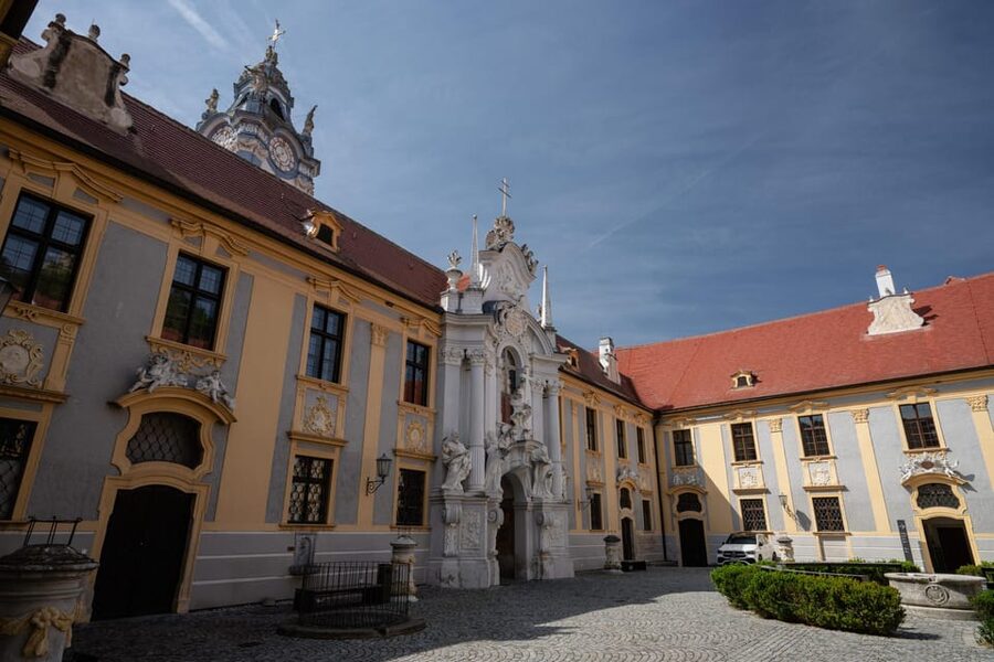 Wachau Valley: 3 Castles & Wine Private Guided Day Tour - Dürnstein and its blue-and-white church