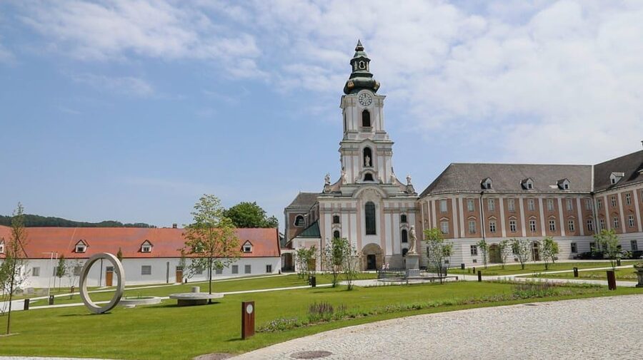 Wilhering Abbey: Discover 875 years of history! - The Abbey Gate brings together the practical pieces